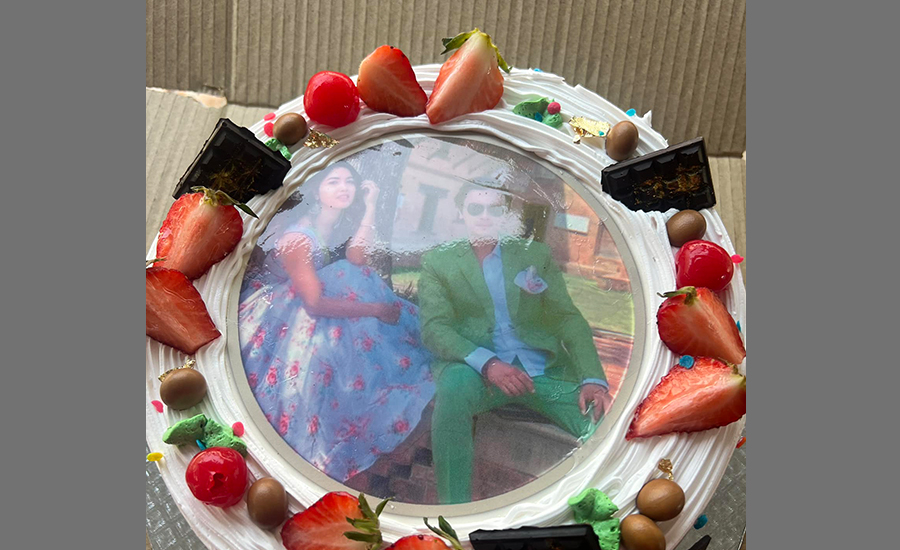 पल शाहको जन्मदिनका लागि अभिनेत्री पूजा शर्माले लिएर गएको केक । तस्वीर : पूजा शर्माको फेसबुकबाट